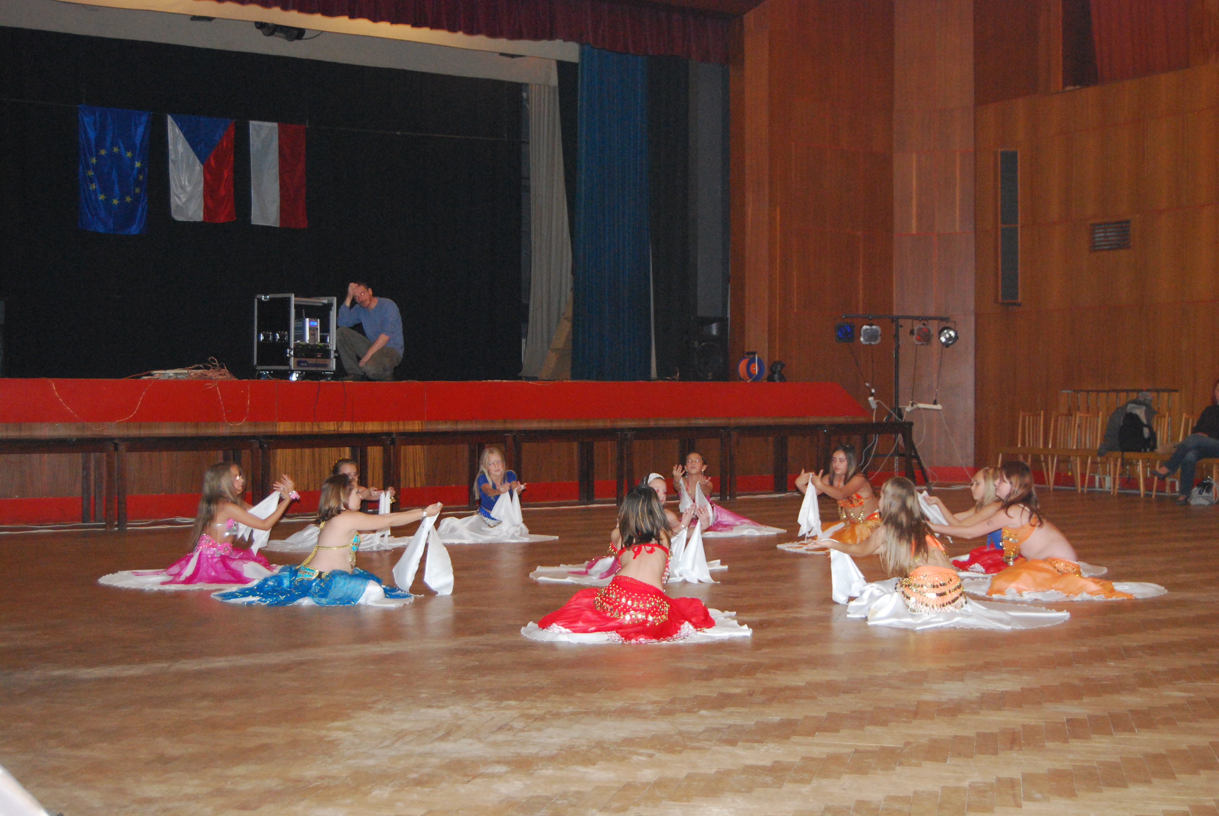 tanec na zemi.JPG